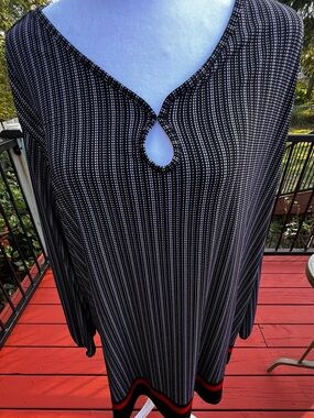 Liz Claiborne Black and White Keyhole Knit Blouse